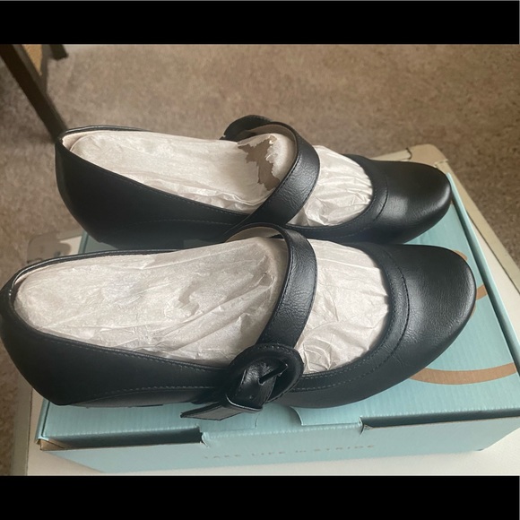 Brand new never worn Life Stride size 7W shoes. - Picture 3 of 7